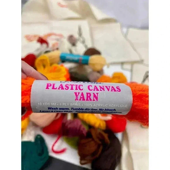 VTG Linen Embroidered Cloth Lot & Pack of Skeins Yarn Wool Guro Paternayan 42 PC - Picture 3 of 13